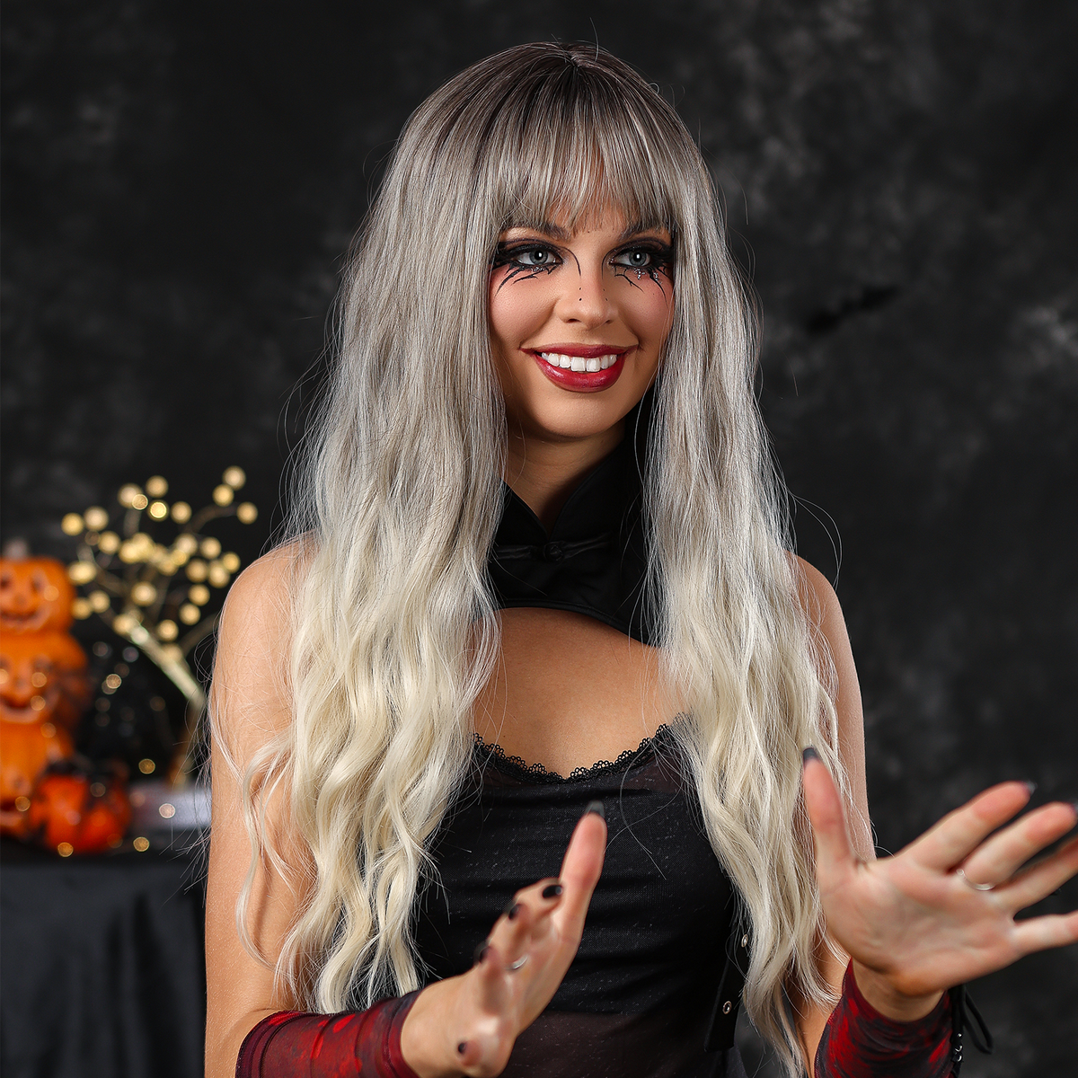 【Fiona】Loxology | 26 Inches Long Curly Grey Ombre Blonde Wigs with Bangs Synthetic Wigs for Women and Girls Daily Use