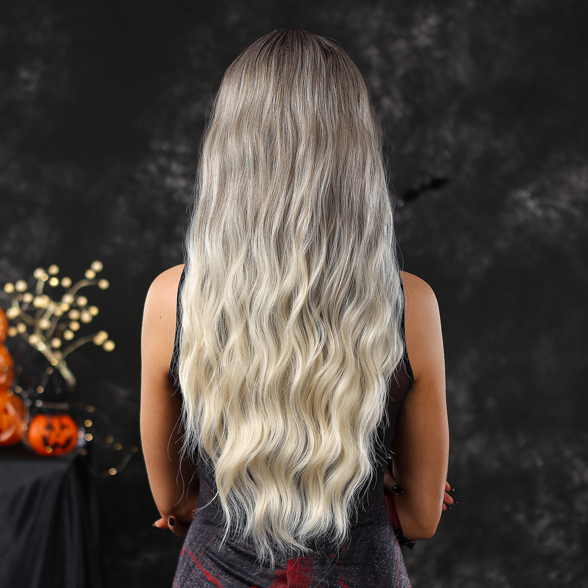 【Fiona】Loxology | 26 Inches Long Curly Grey Ombre Blonde Wigs with Bangs Synthetic Wigs for Women and Girls Daily Use