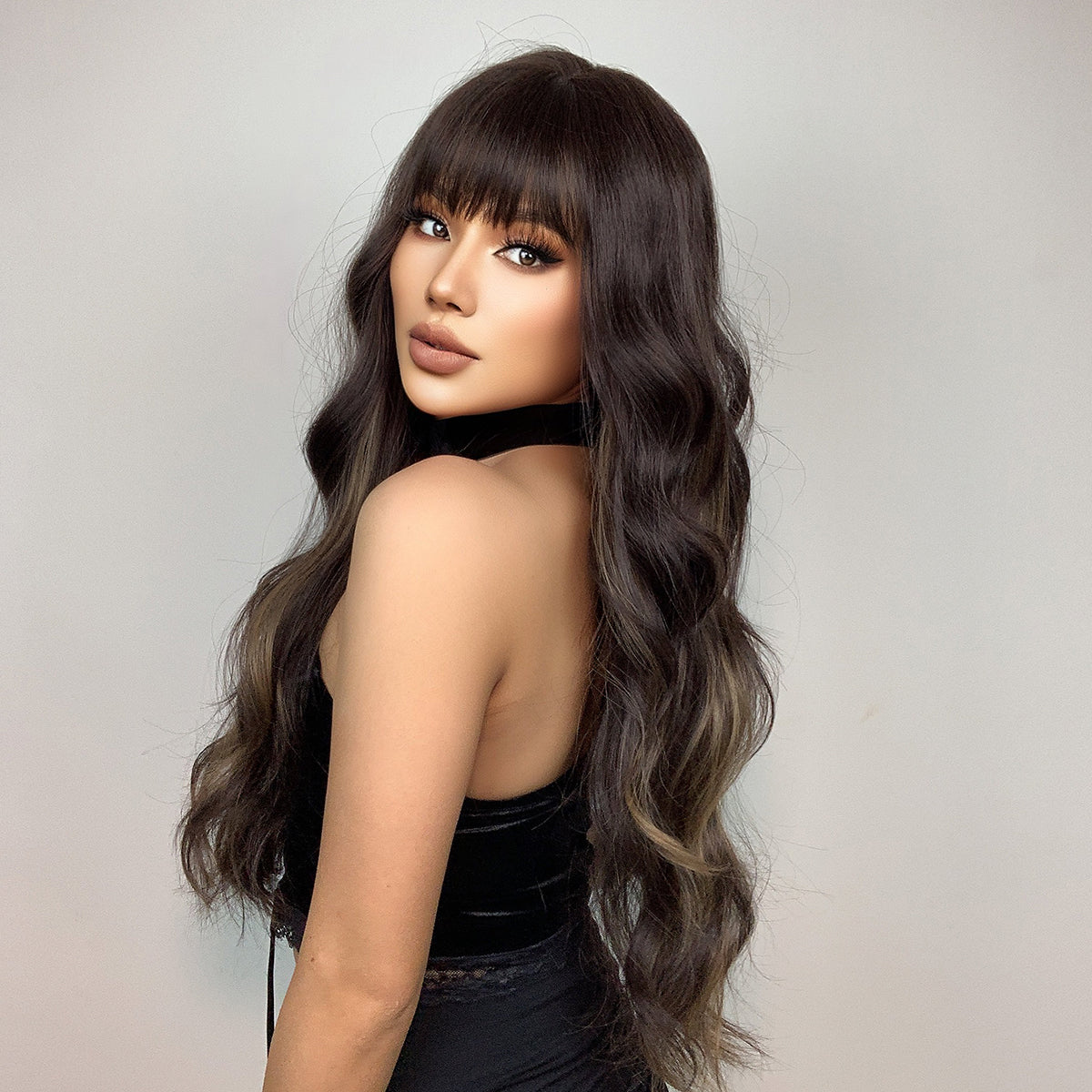 【Maeve】Loxology | 26 Inch Curly Brown Wigs with Bangs and Black Roots Synthetic Wigs