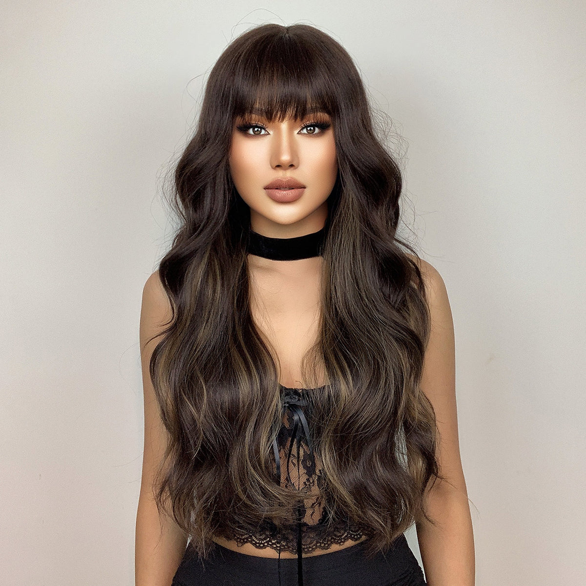 【Maeve】Loxology | 26 Inch Curly Brown Wigs with Bangs and Black Roots Synthetic Wigs