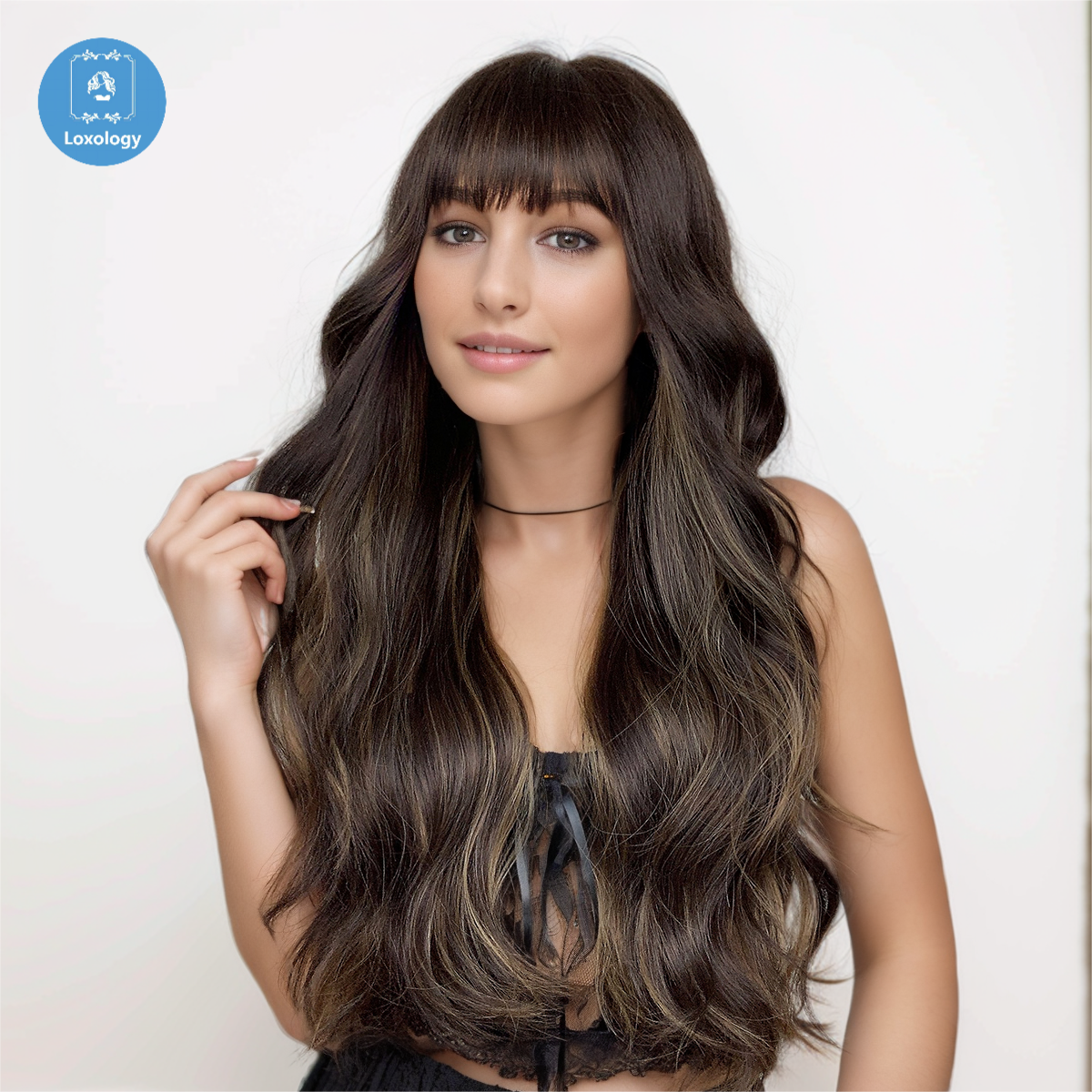 【Maeve】Loxology | 26 Inch Curly Brown Wigs with Bangs and Black Roots Synthetic Wigs