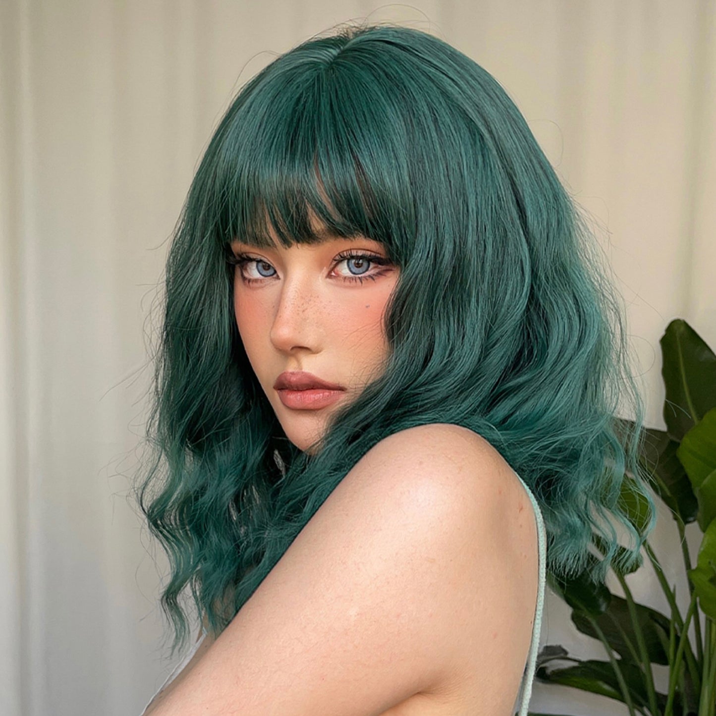 【Cleo】Loxology | 16 Inches Long Curly Green Wigs with Bangs Synthetic Wig Women Wig