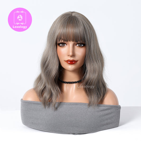 【Fern】Loxology | 16 Inches Long Curly Grey Wigs with Bangs Synthetic Wigs Women's Wig