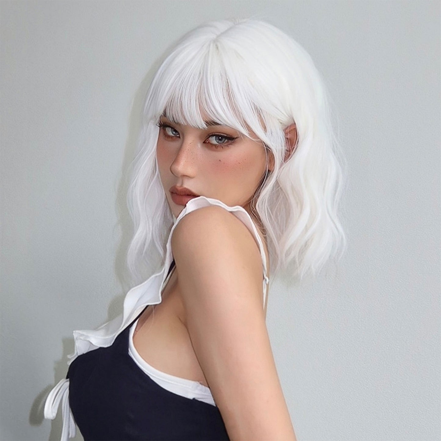 【Zenobia】Loxology | 16 Inches Long Curly White Wigs with Bangs Synthetic Women Wigs