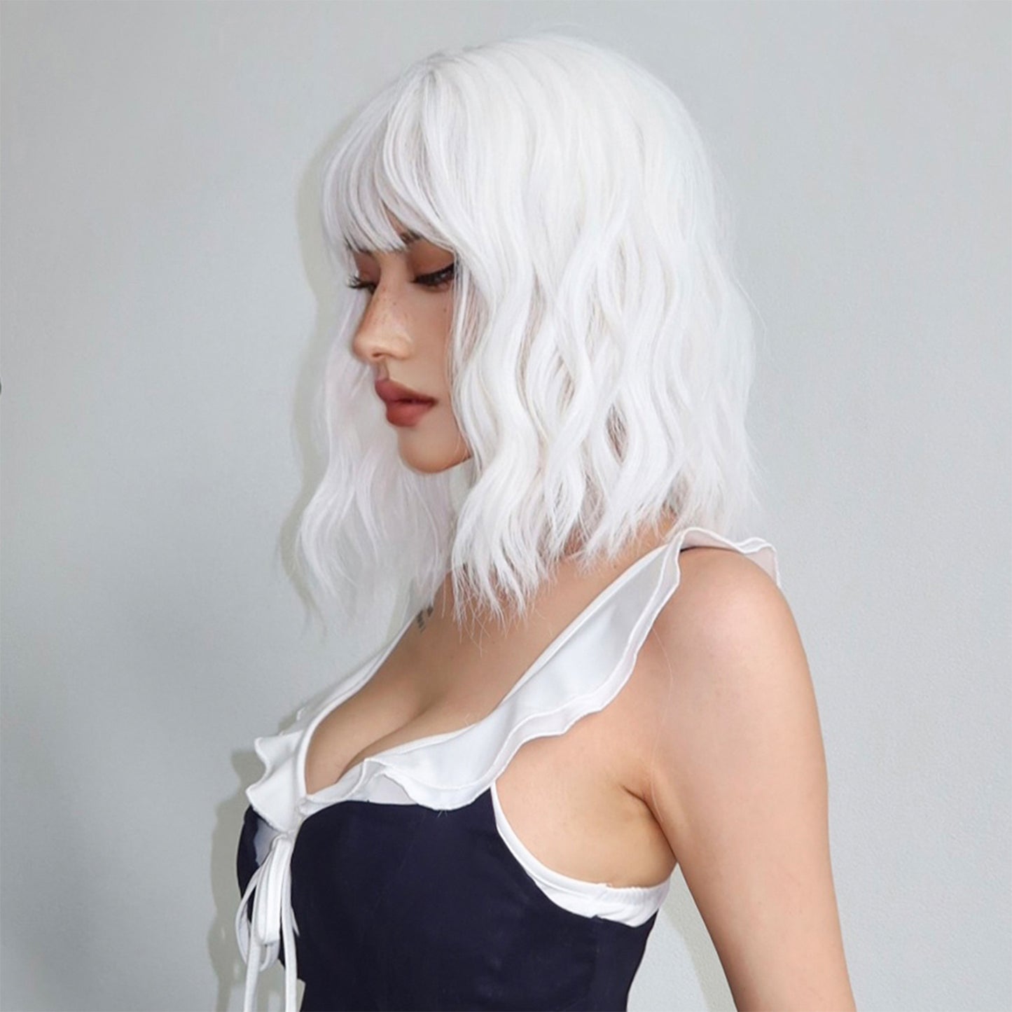 【Zenobia】Loxology | 16 Inches Long Curly White Wigs with Bangs Synthetic Women Wigs